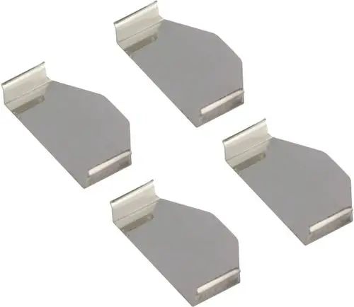 Vier Sicherungsbleche von Bosch, die zur Befestigung von Kühlstäben verwendet werden. Die Bleche sind aus Metall und weisen eine eckige Form auf.